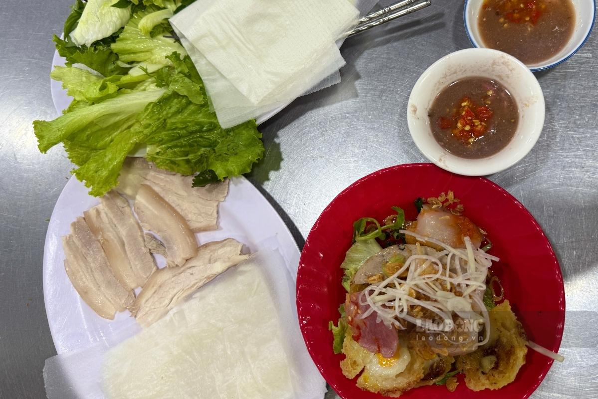 Bánh tráng cuốn thịt heo hấp dẫn nhờ phần thịt mềm, rau sống tươi và chén mắm nêm đậm đà, thơm đặc trưng. Ảnh: Linh Đan