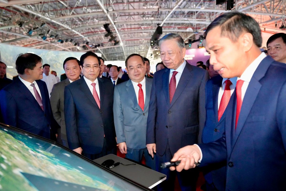 Tổng Bí thư, Chủ tịch nước Tô Lâm tham quan Triển lãm Quy hoạch đô thị đến năm 2050, tầm nhìn đến năm 2075, giới thiệu tổng thể định hướng phát triển của Quảng Ninh từ hiện tại đến tương lai. Ảnh: Sở VHTTDL Quảng Ninh cung cấp