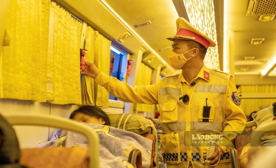 Hanoi traffic police strengthen inspection of passenger transport vehicles running during nighttime hours. Photo: The Ky
