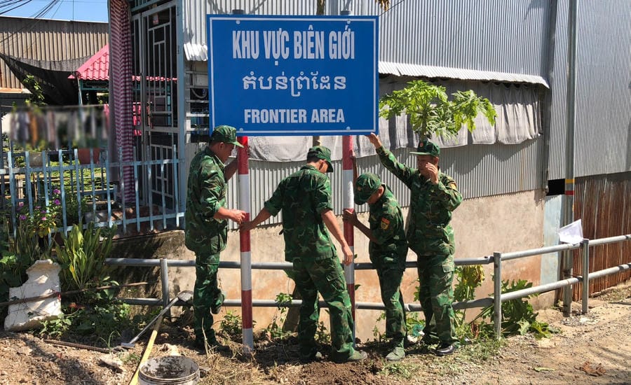 Officers and soldiers plant signs in border residential areas of An Giang province. Photo: Tien Vinh/An Giang Border Guard