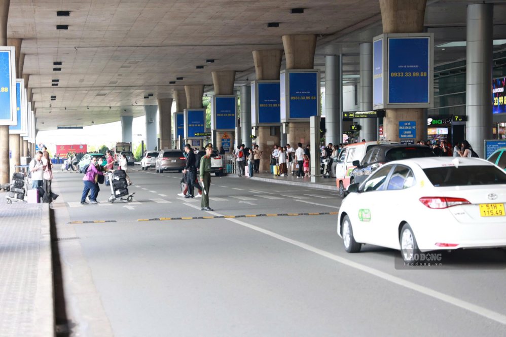 Nhờ phương án mở thông tuyến đường xuyên ga từ T2 sang T1, giao thông nội bộ và các trục đường cửa ngõ sân bay Tân Sơn Nhất duy trì trạng thái thông thoáng, không xảy ra ùn ứ. Ảnh: Anh Tú