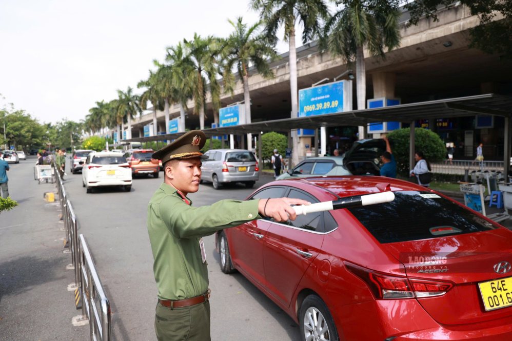 Các mũi lực lượng điều tiết tại hiện trường trong ngày cao điểm kỳ nghỉ lễ 2.9. Ảnh: Anh Tú