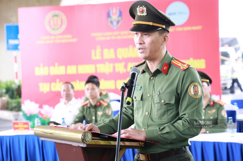 Thượng tá Phạm Hoàng Hồng Chuyên, Trưởng Công an Cửa khẩu Cảng hàng không quốc tế Tân Sơn Nhất, trực tiếp chỉ đạo