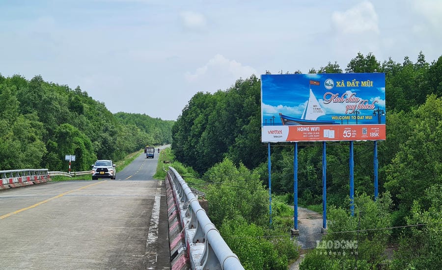 The road to Dat Mui commune, Ca Mau is present. Photo: Nhat Ho