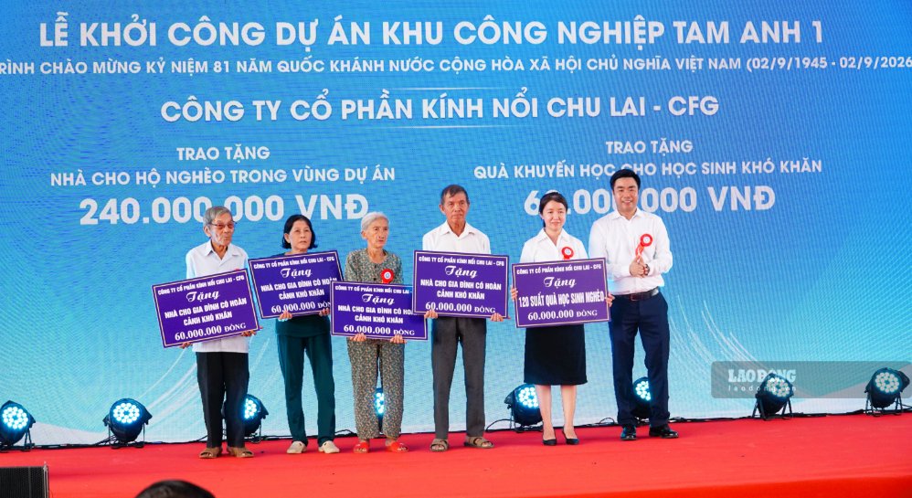 Chủ đầu tư dự án trao kinh phí xây nhà cho hộ ngheo 