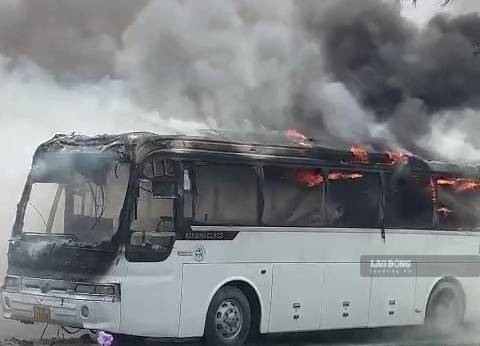 Image of the burned passenger car. Photo: Dong Hoang