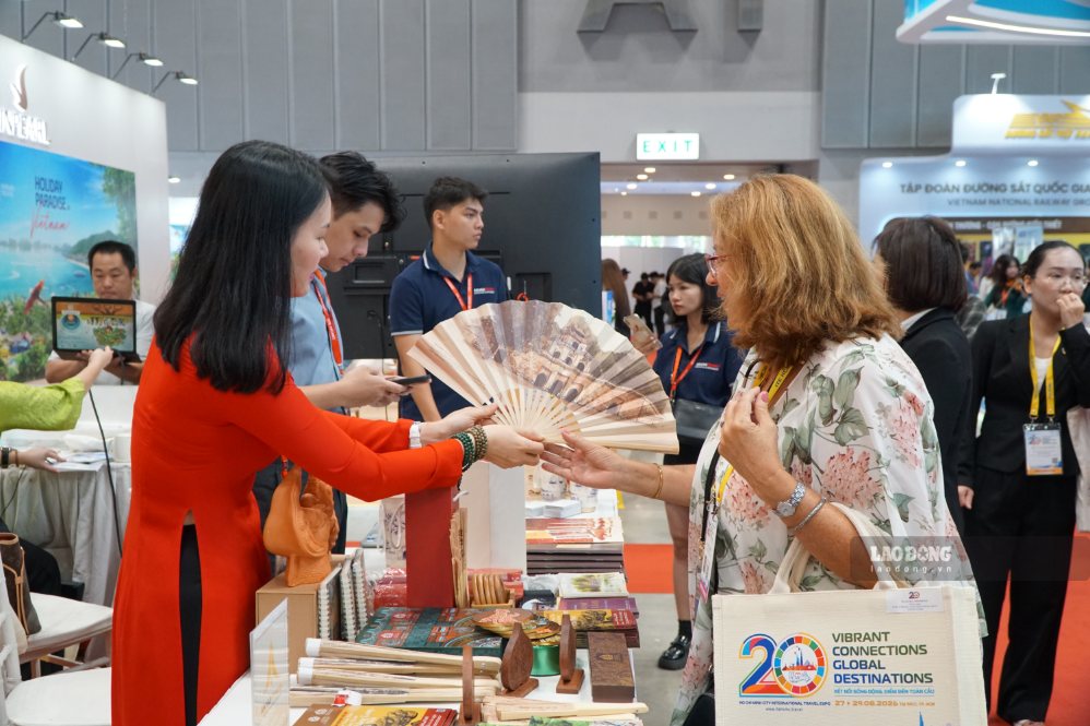 Khách tham quan tìm hiểu các tour tuyến mới và chương trình ưu đãi tại hội chợ. Ảnh: Thanh Chân