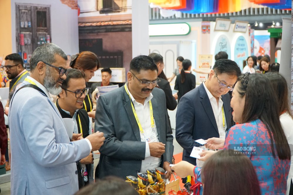 Các doanh nghiệp tăng cường kết nối, tìm kiếm cơ hội hợp tác với các địa phương tại hội chợ. Ảnh: Lý Linh