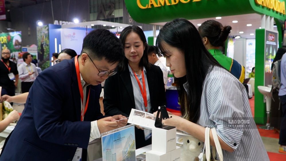 Đặc sản vùng miền và hoạt động trải nghiệm văn hóa tạo sức hút với du khách. Ảnh: Lý Linh