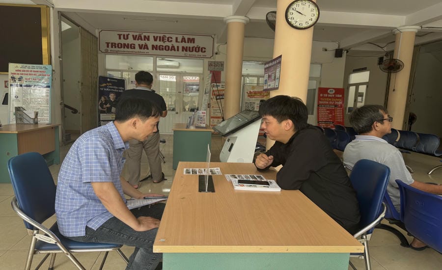 People are consulted on jobs in Khanh Hoa. Photo: Huu Long