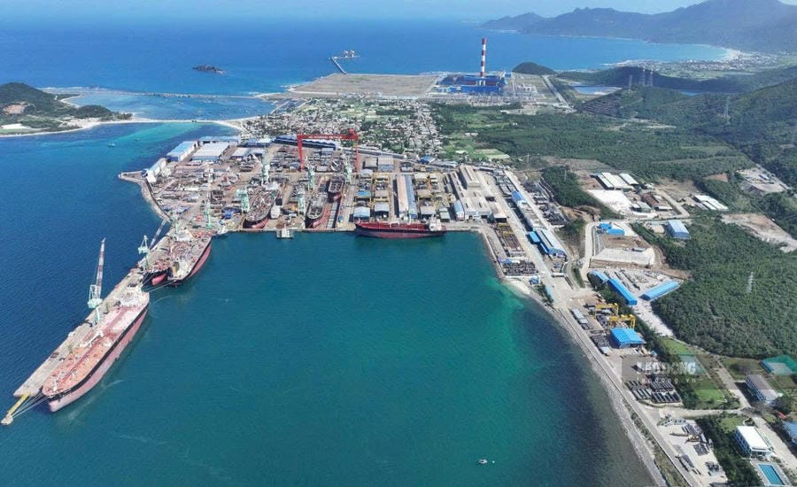 HD Hyundai Vietnam Shipbuilding Co., Ltd. is located in Dong Ninh Hoa ward, Khanh Hoa province, with an area of 100ha of land and 172.5ha of sea surface, with more than 5,000 workers, engineers and laborers. Photo: Phuong Thao