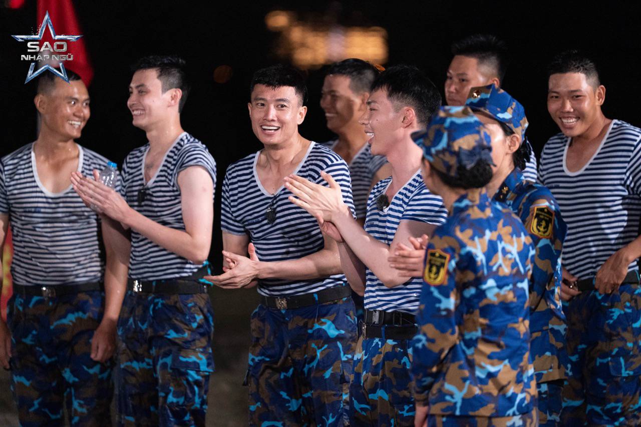 Quoc Truong et les artistes de Military Star. Photo : Fabricant.