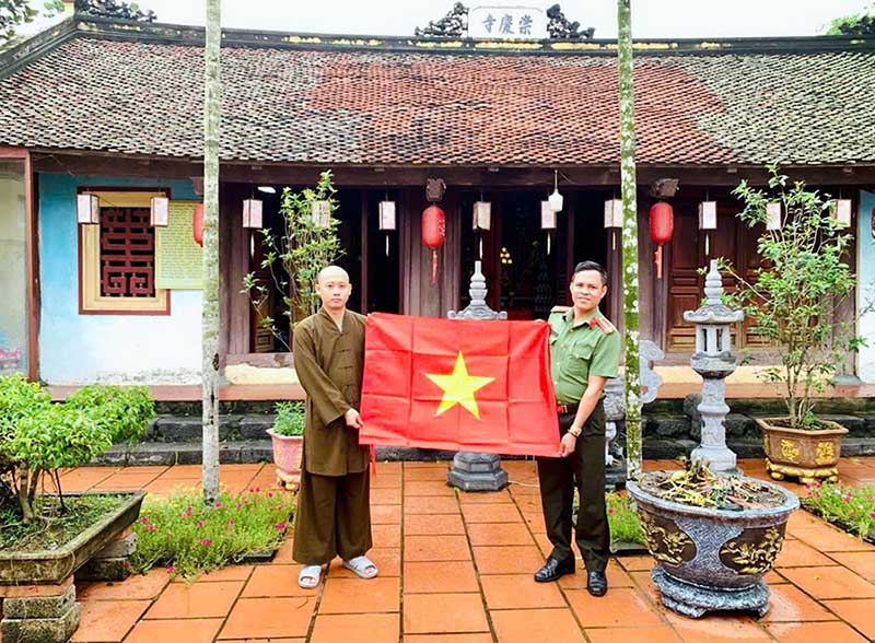 Bac Ly Commune Police (Ninh Binh) directly present national flags to religious establishments in the area. Photo: Ninh Binh Provincial Police e-Portal