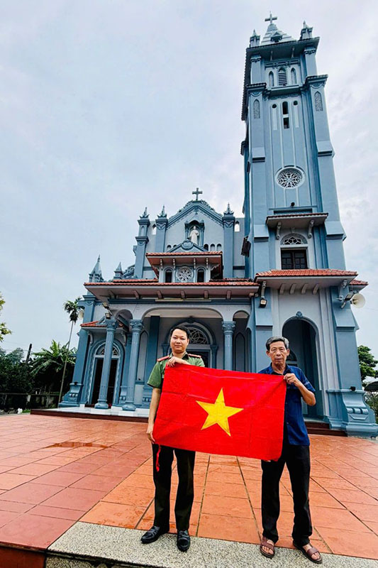 Công an xã Bắc Lý (Ninh Bình) trao tặng cờ Tổ quốc cho các cơ sở tôn giáo trên địa bàn. Ảnh: Cổng TTĐT Công an tỉnh Ninh Bình