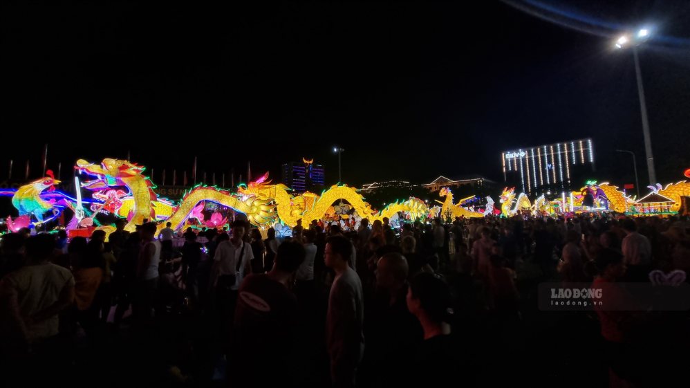 Những chiếc đèn lồng khổng lồ từ lâu đã làm nên thương hiệu của Lễ hội Thành Tuyên. Ảnh: Việt Bắc