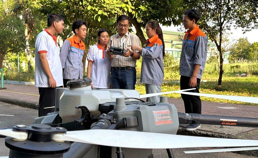 Những khóa huấn luyện sử dụng drone thực tế ở AGVC tạo ra lực lượng lao động nông nghiệp hiện đại. Ảnh: AGVC cung cấp