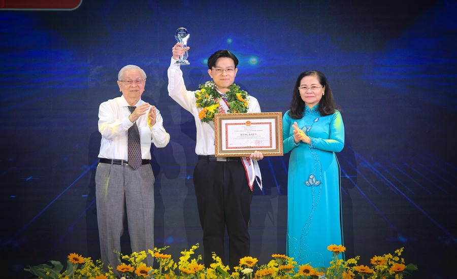 Mr. Nguyen Quoc Trung was honored as a Typical Young Citizen in 2024. Photo: Character provided