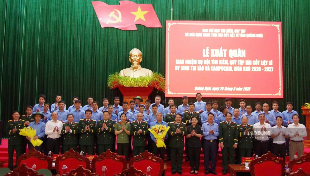 Các đại biểu chụp ảnh kỷ niệm cùng Đội K53 tỉnh. Ảnh: Diệu Linh