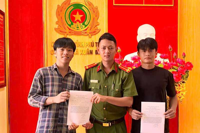 Ethnic minority youth in Xuan Dai commune (Phu Tho) write voluntary applications to participate in the People's Police service. Photo: Phu Tho Provincial Police e-Portal