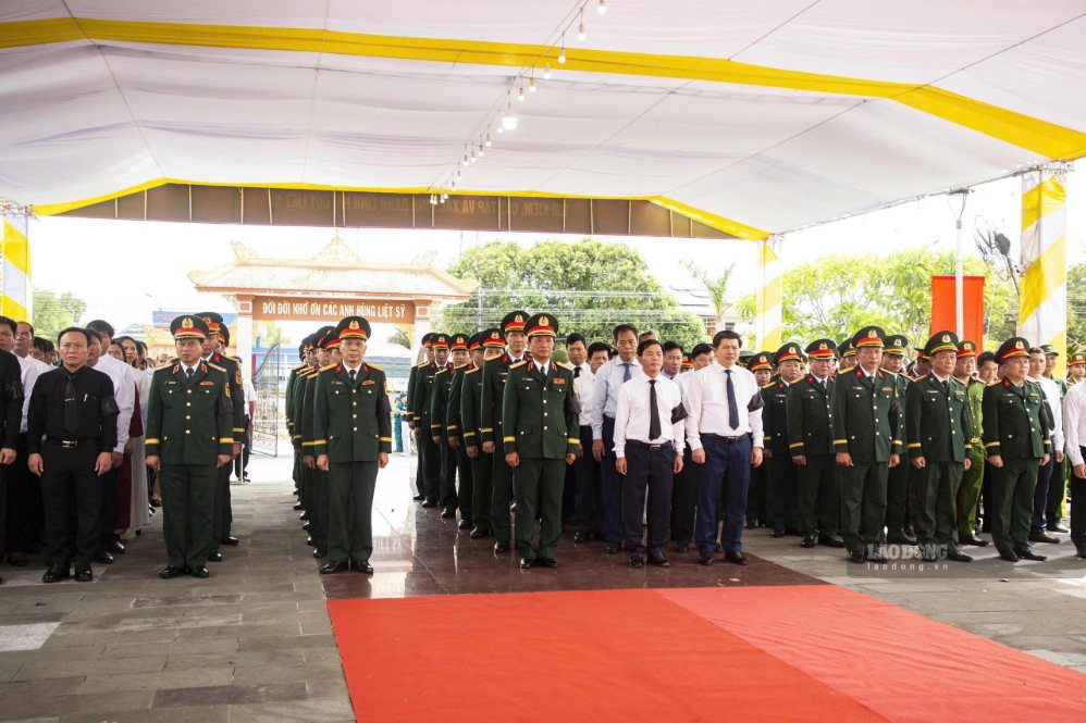 Các đại biểu dự lễ truy điệu, an táng 13 hài cốt liệt sĩ Câu Nhi. Ảnh: Hưng Thơ
