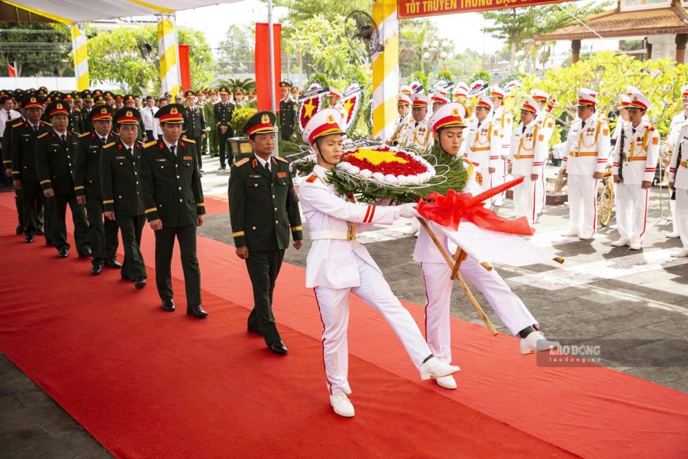 Dâng hoa lên các anh hùng liệt sĩ. Ảnh: Hưng Thơ