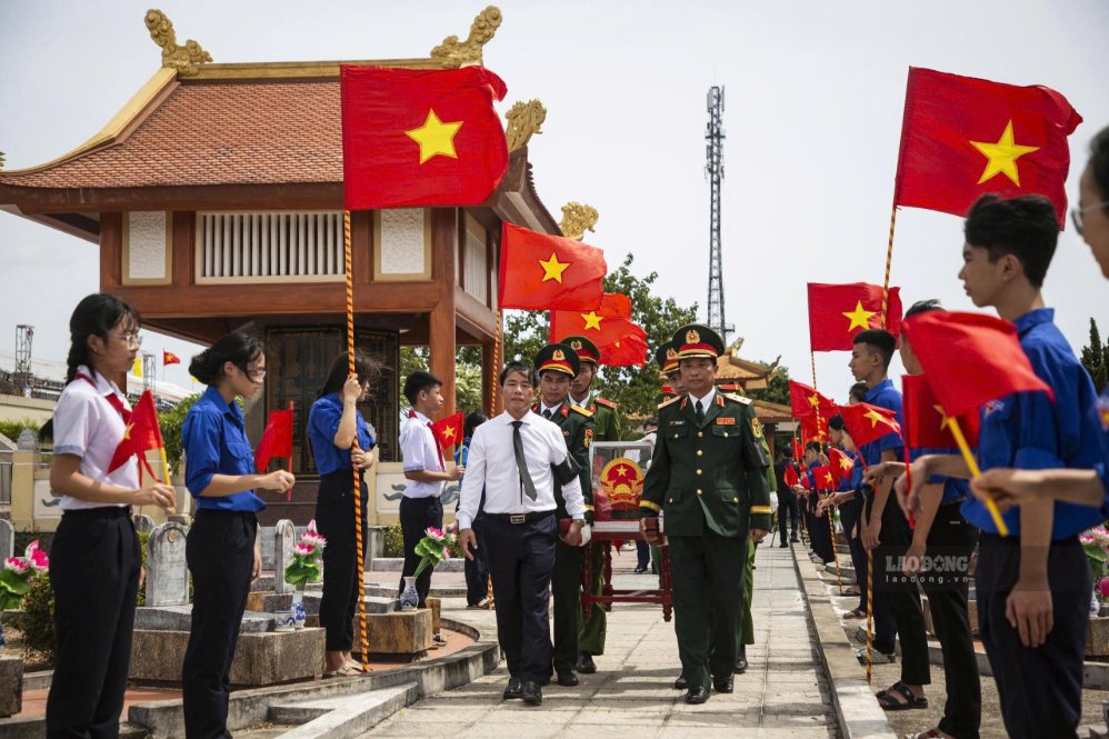 Lễ truy điệu, an táng được tổ chức trang nghiêm, xúc động. Ảnh: Hưng Thơ