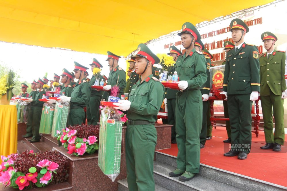 Sau lễ truy điệu, các hài cốt liệt sĩ được đưa về khu nghĩa trang để làm lễ an táng. Ảnh: Hưng Thơ