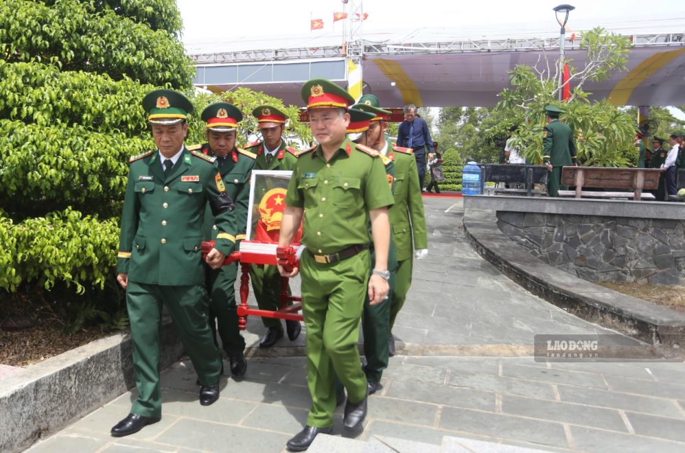 Đưa hài cốt liệt sĩ về nơi an táng. Ảnh: Hưng Thơ
