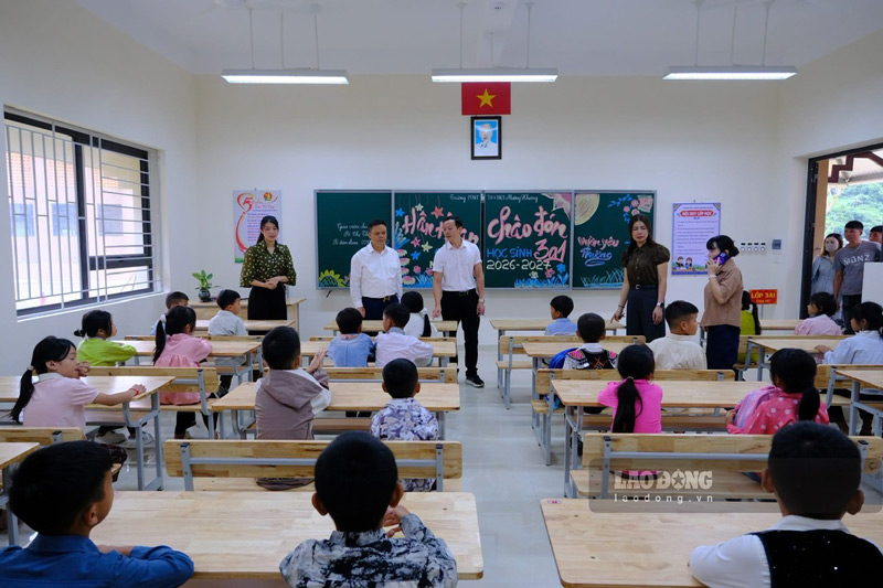 Giáo viên hướng dẫn học sinh làm quen với nơi ăn, ở và các khu vực sinh hoạt trong trường. Ảnh: Đinh Đại