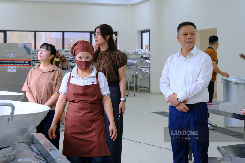 Công tác kiểm tra bếp ăn được thực hiện trước khi phục vụ những bữa ăn đầu tiên cho học sinh nội trú. Ảnh: Đinh Đại