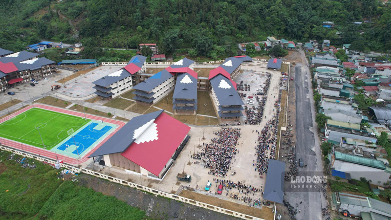 Không khí tất bật tại trường nội trú mới ở Mường Khương những ngày cận khai giảng. Ảnh: Đinh Đại