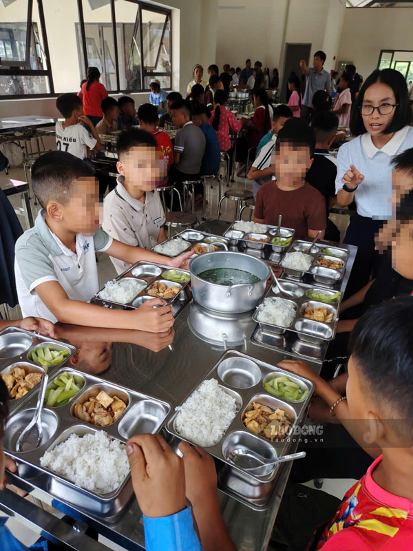 Những suất cơm được chia và đưa đến khu vực ăn uống của học sinh. Ảnh: Đinh Đại