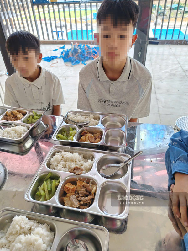 Những suất cơm đầu tiên được chuẩn bị để phục vụ học sinh chuyển về trường nội trú mới ở Mường Khương. Ảnh: Đinh Đại