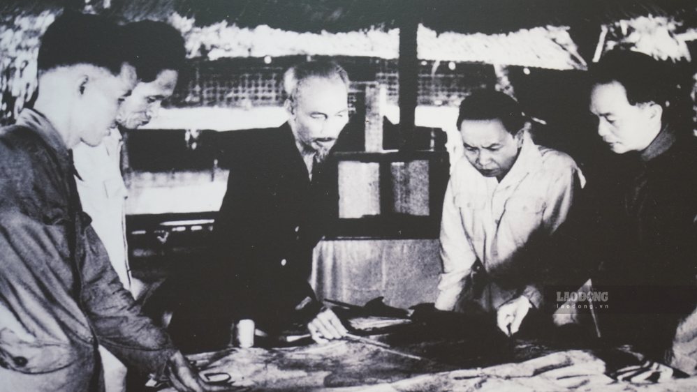 Chủ tịch Hồ Chí Minh cùng các đồng chí lãnh đạo Đảng họp cuối năm 1953 tại Việt Bắc, quyết định mở Chiến dịch Điện Biên Phủ. Ảnh: Minh Vũ