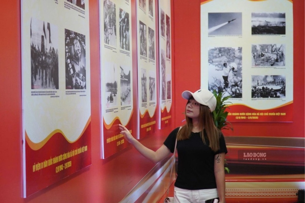 Bạn Yến Nhi hào hứng khi đến xem triển lãm. Ảnh: Minh Vũ