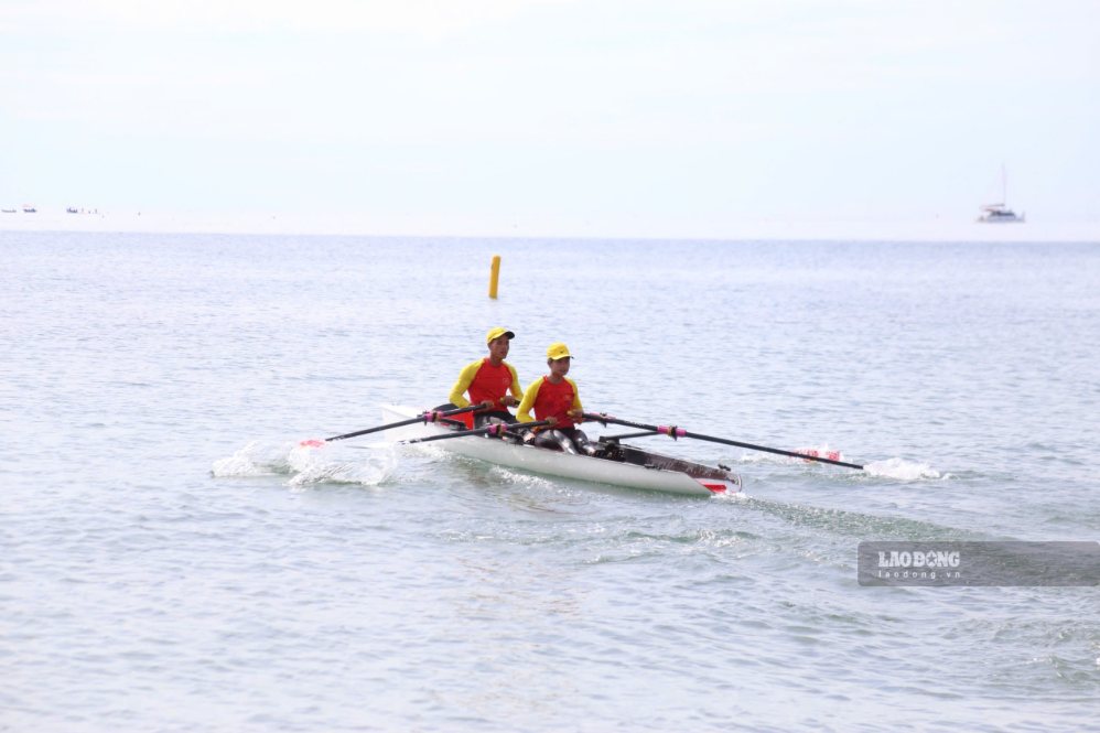 Rowers compete fiercely in the Sea Rowing event at Tho Quang beach area. Photo: Nguyen Linh