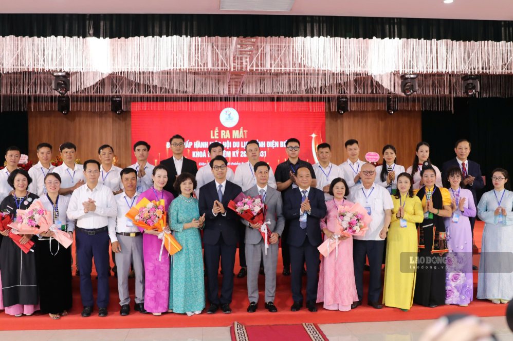 Ban chấp hành khoá mới của Hiệp hội Du lịch nhận hoa chúc mừng. Ảnh: Thành An
