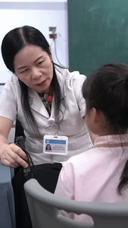 Bác sĩ Hà Nội căng mình khám hàng trăm học sinh mỗi ngày.