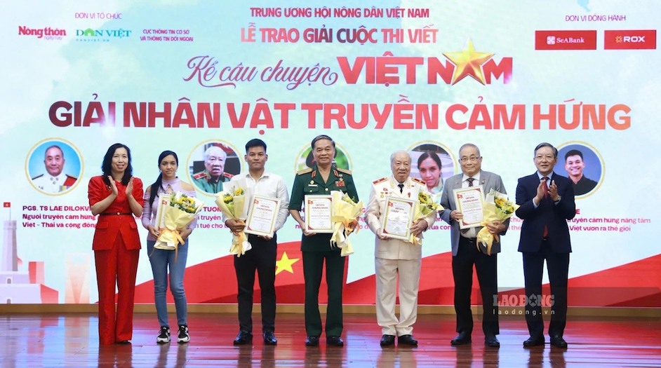 Member of the Party Central Committee, Vice Chairman of the Central Committee of the Vietnam Fatherland Front, Chairman of the Central Vietnam Farmers' Union Luong Quoc Doan and Deputy Minister of Foreign Affairs Le Thi Thu Hang present the Inspirational Person Award to the winning authors. Photo: Van Trang