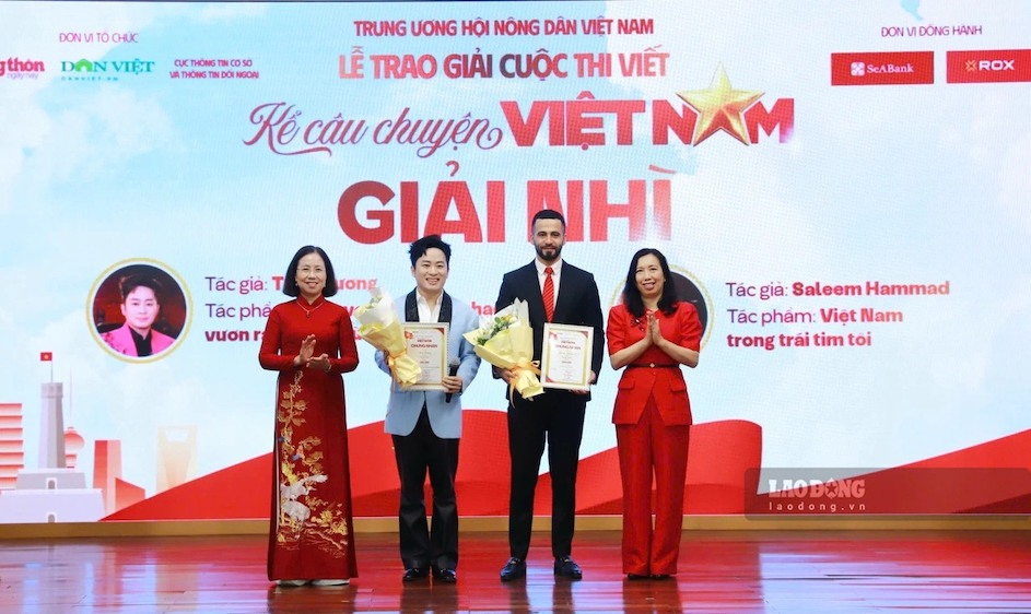 Bà Lê Thị Thu Hằng – Thứ trưởng Bộ Ngoại giao và đồng chí Bùi Thị Thơm – Phó Chủ tịch BCH TƯ Hội Nông dân Việt Nam trao Giải Nhì cho các tác giả đoạt Giải. Ảnh: Vân Trang