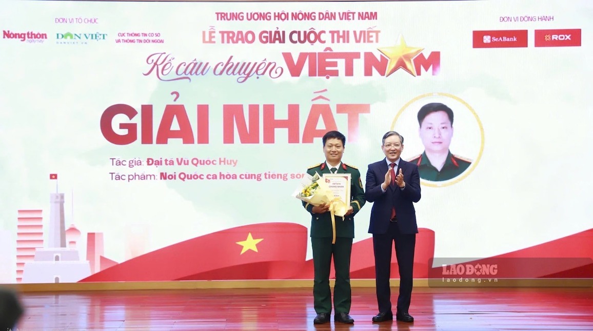 Ủy viên Trung ương Đảng, Phó Chủ tịch Ủy ban Trung ương MTTQ Việt Nam, Chủ tịch Trung ương Hội Nông dân Việt Nam Lương Quốc Đoàn trao Giải nhất cho tác giả Vũ Quốc Huy. Ảnh: Vân Trang