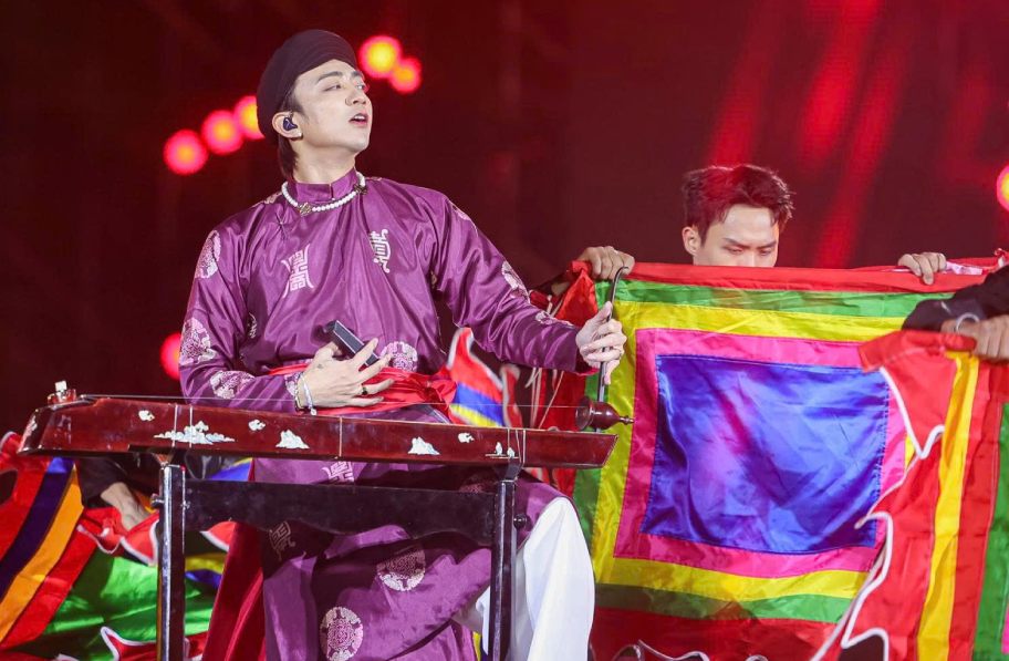 Images of singer Soobin Hoang Son playing the monochord at the Anh Trai Vuot Ngan Chong Gai concert once inspired strongly. Photo: Producer Yeah1