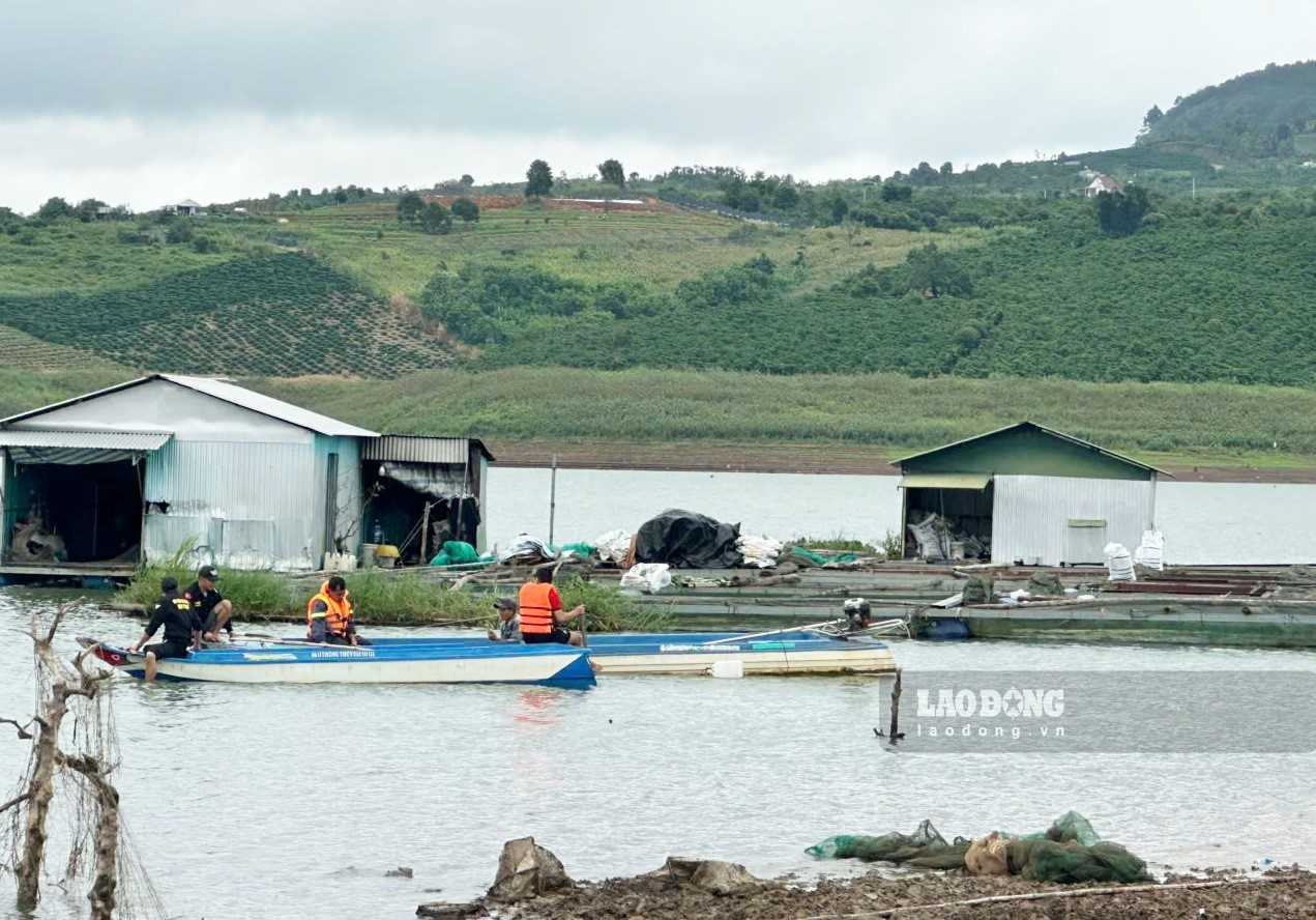 Lực lượng chức năng tìm kiếm các nạn nhân vụ lật xuồng trên hồ Đồng Nai 2. Ảnh: Minh Trường