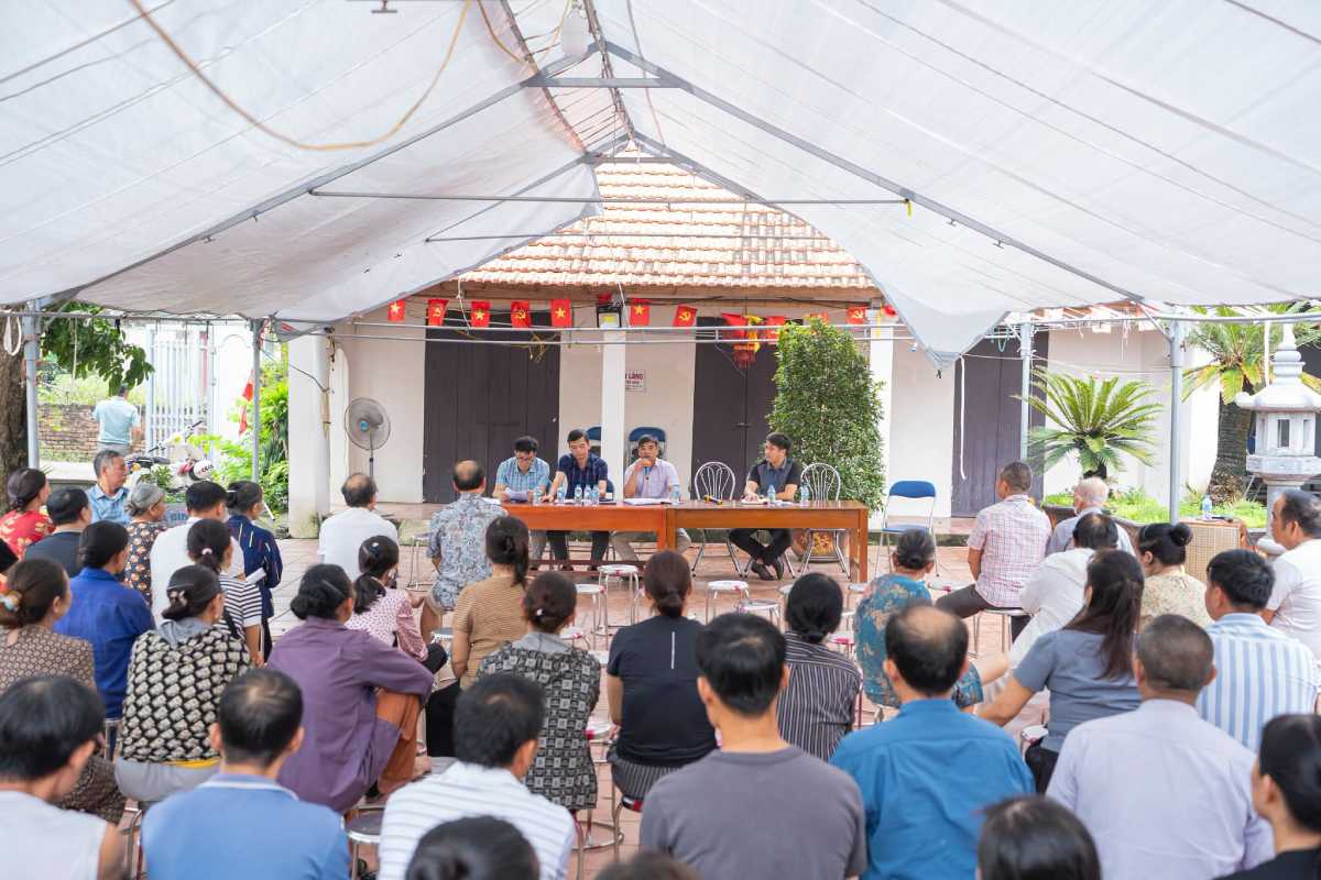 Hoan Long Commune People's Committee, Hung Yen province organizes a conference to deploy the plan to clear violations of the traffic safety corridor and site clearance to serve the construction of the DT road renovation and upgrade project. 382. Photo: Hoan Long Commune