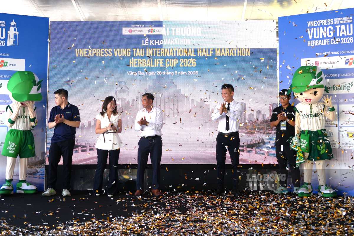 Opening of VnExpress Vung Tau International Half Marathon at Tam Thang Square, Vung Tau ward. Photo: Thanh An
