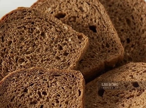Whole bread eaten with green vegetables or a serving of fruit is also a convenient breakfast to help detoxify the body and have a good night's sleep. Photo: Kieu Vu