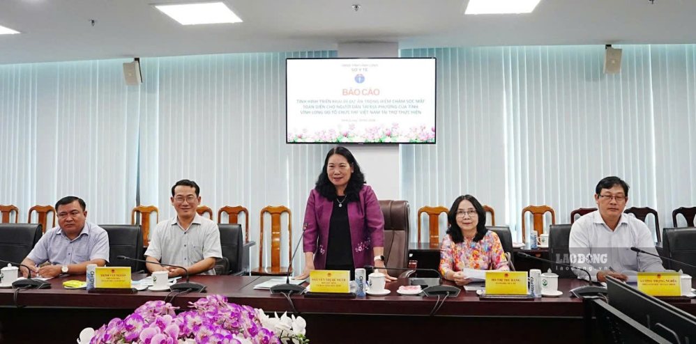 Bà Nguyễn Thị Bé Mười - Phó Chủ tịch UBND tỉnh Vĩnh Long phát biểu tại buổi làm việc với Tổ chức The Fred Hollows Foundation. Ảnh: Hoàng Lộc
