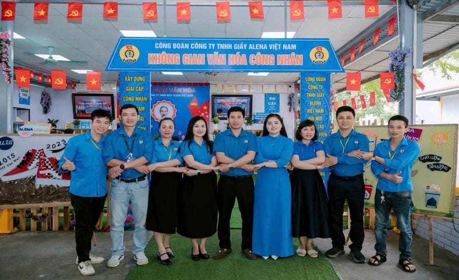 Ms. Trinh Thi Nguyet and the Executive Committee of the Trade Union of Alena Vietnam Shoe Co., Ltd. organized many practical activities to care for union members. Photo: Quach Du