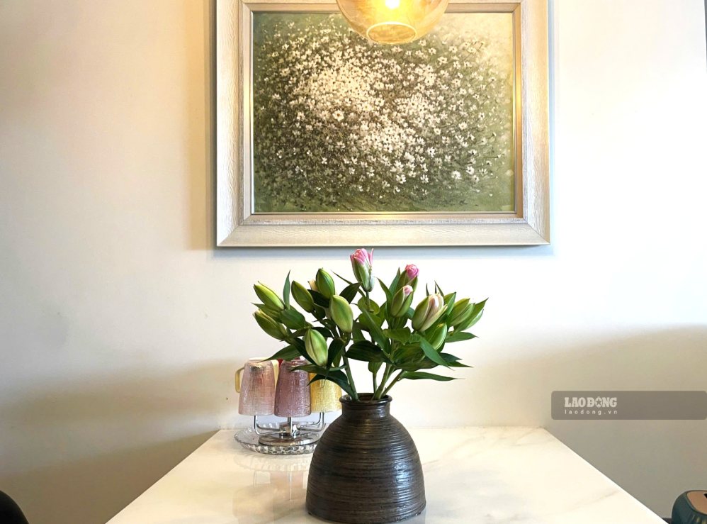 Fresh flower vases placed in the center of the dining table are a decoration that helps the dining room space become more lively and fresh. Photo: Thanh Chan