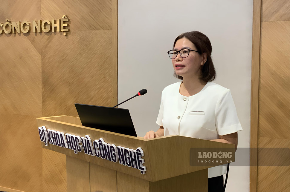 Ms. Mai Thuy Ngan - Director of the Center for Technology - Digital Government, National Digital Transformation Department (Ministry of Science and Technology) - shared about the overall national digital architecture framework at the press conference. Photo: Hao Thien